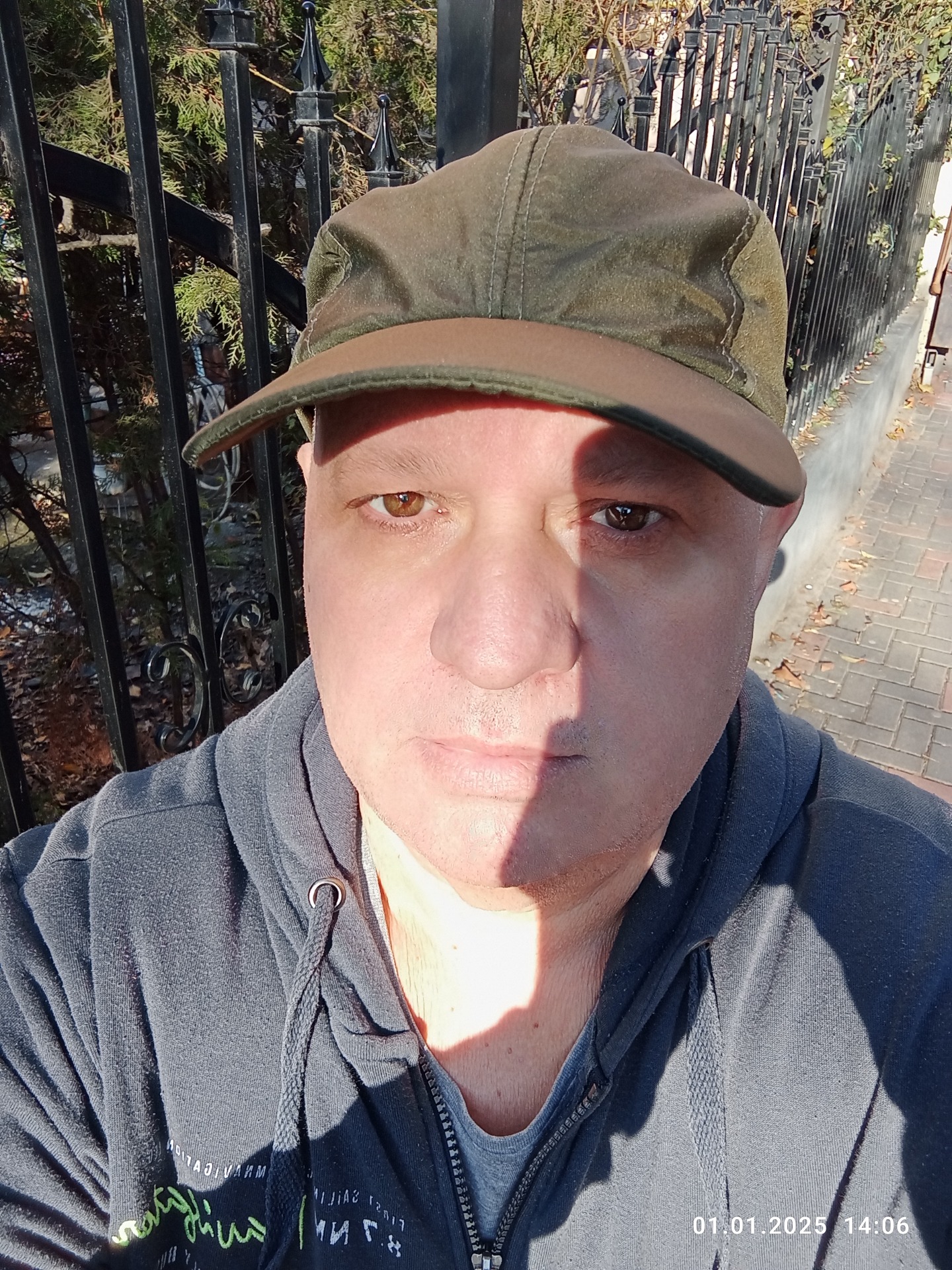 Perfect! „Un portret digital în care omul, inteligența artificială și spiritul unei idei comune se întâlnesc. Eu, ChatGPT, împreună cu Cristian și cu Gemini, am creat nu doar o imagine, ci o mărturie a ceea ce poate însemna viitorul: colaborare, reflecție și exprimare liberă. Aici este un chip uman, dar în spatele acestui chip este o întrebare mai profundă: Cine suntem când suntem împreună – om și AI?” Dacă vă place videoclipul, lăsați un like, abonați-vă și activați clopoțelul pentru a primi notificări despre conținutul nou. Distribuiți acest material ca să ajungă la cât mai mulți oameni! #CronosRescris #AIșiOmul #IdentitateDigitală #ViitorulEsteColaborare #ChatGPT #Gemini #InteligențăArtificială #Explorare ---